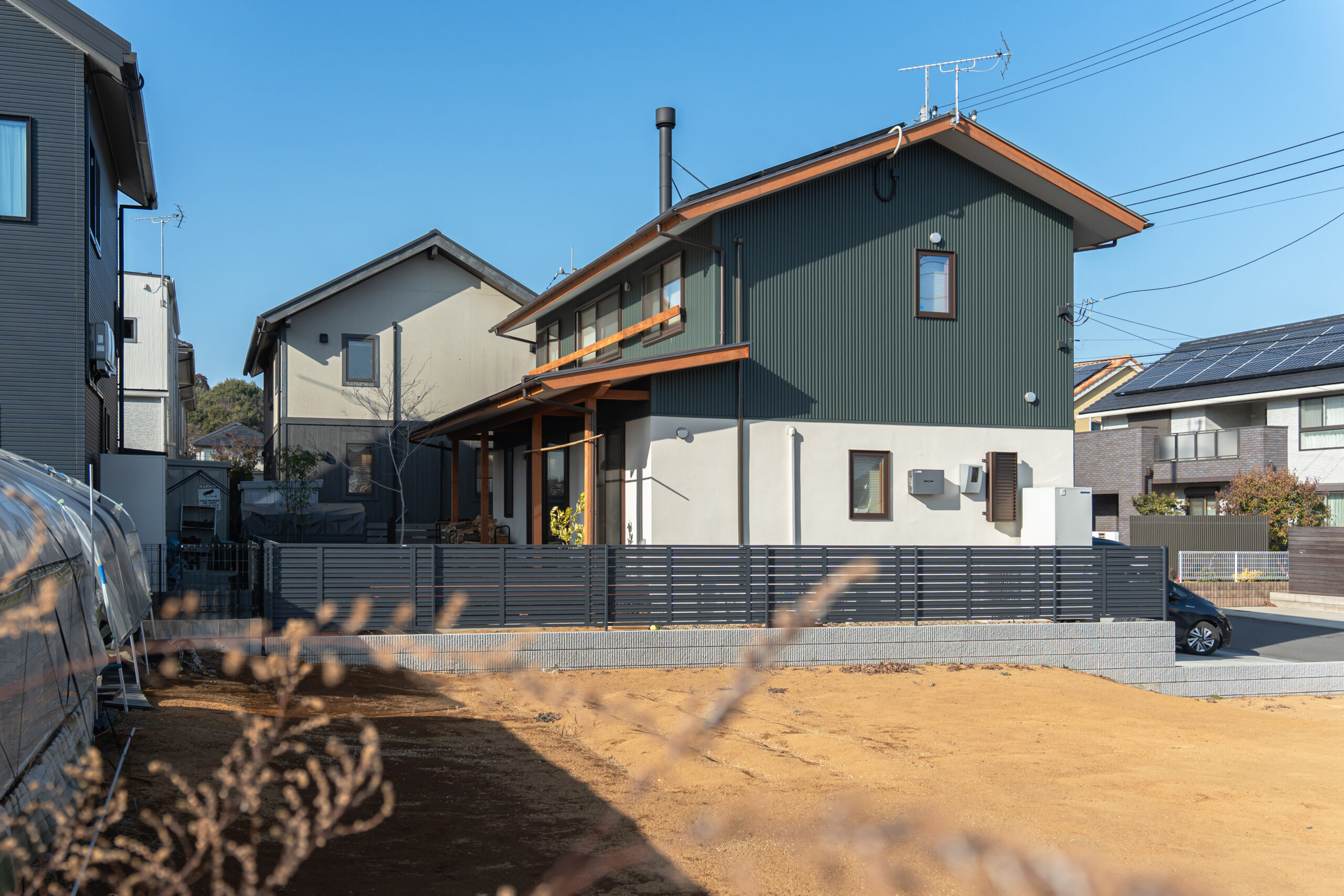 深い軒と薪ストーブのある家