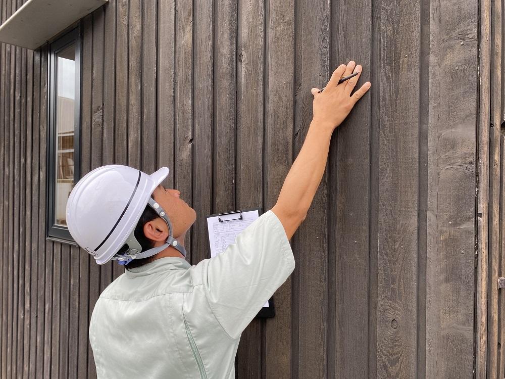 完成した住まいの品質を確認するスタッフ