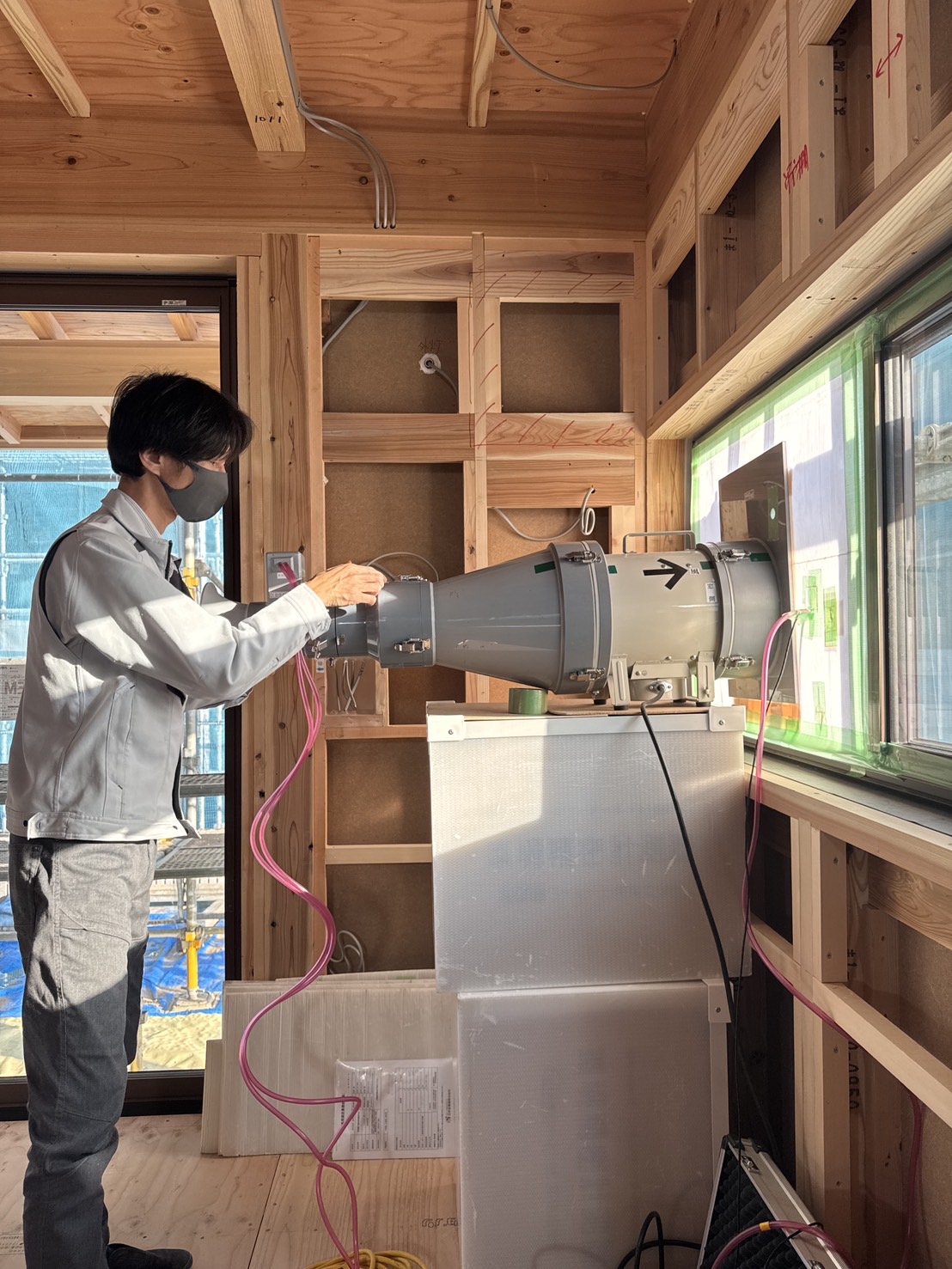 住宅の気密性能を確認する気密測定